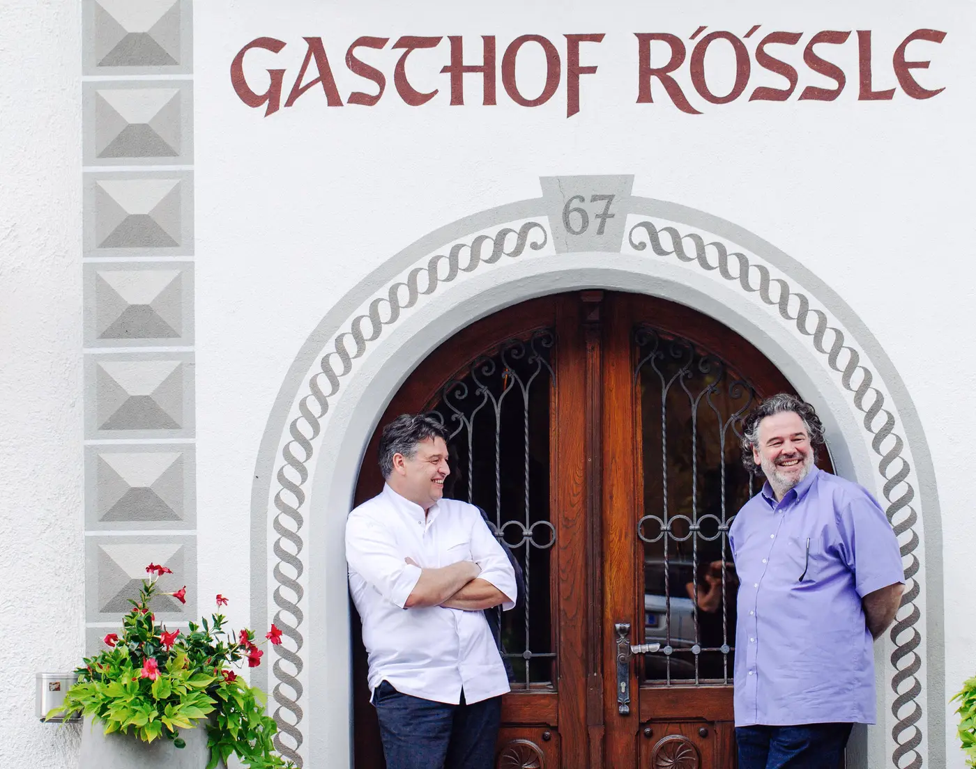 Valentin und Martin Bargehr vor der Eingangstür des Rössle