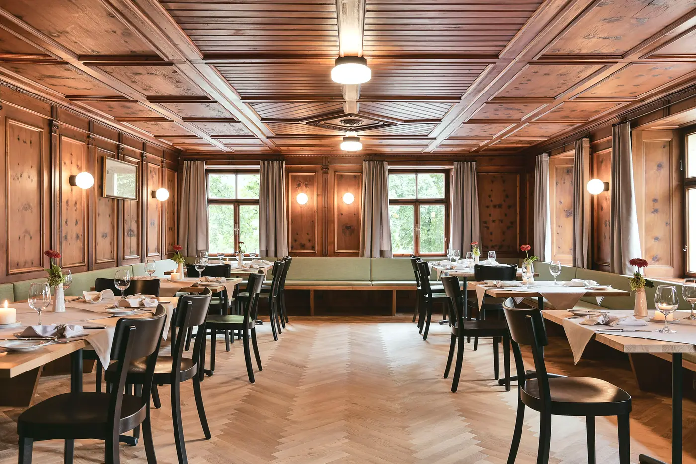 Die große Stube des Rössle mit Holzdecke, Täfer und gedeckten Tischen